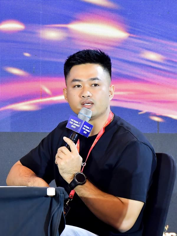 Đức Bùi cầm micro phát biểu trên sân khấu Vietnam F&B Summit 2025